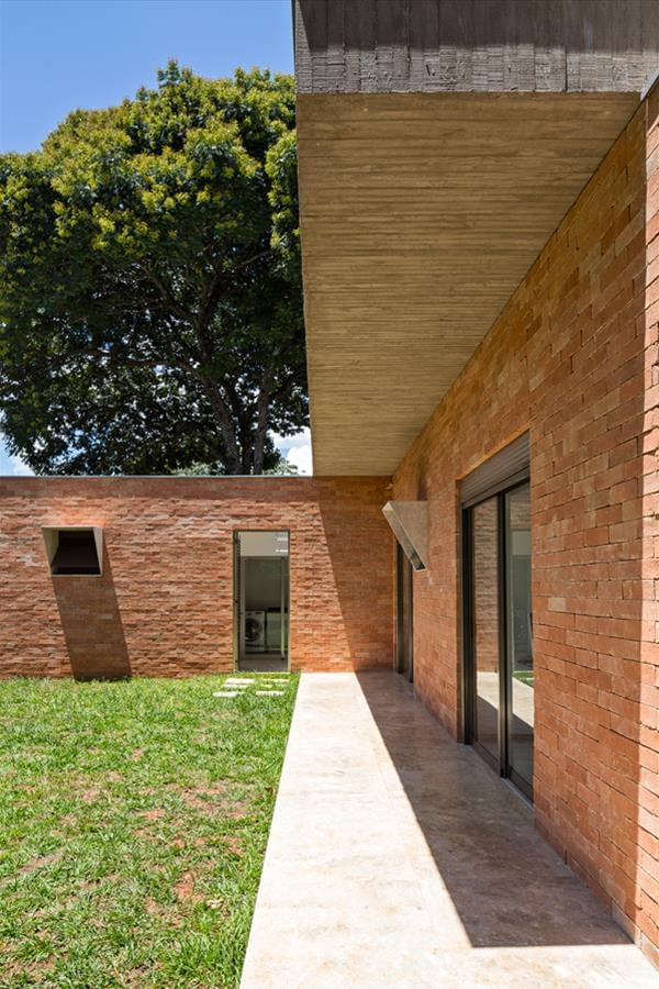 巴西 DF Casa BLM · 图书馆核心的节能可持续住宅设计-9