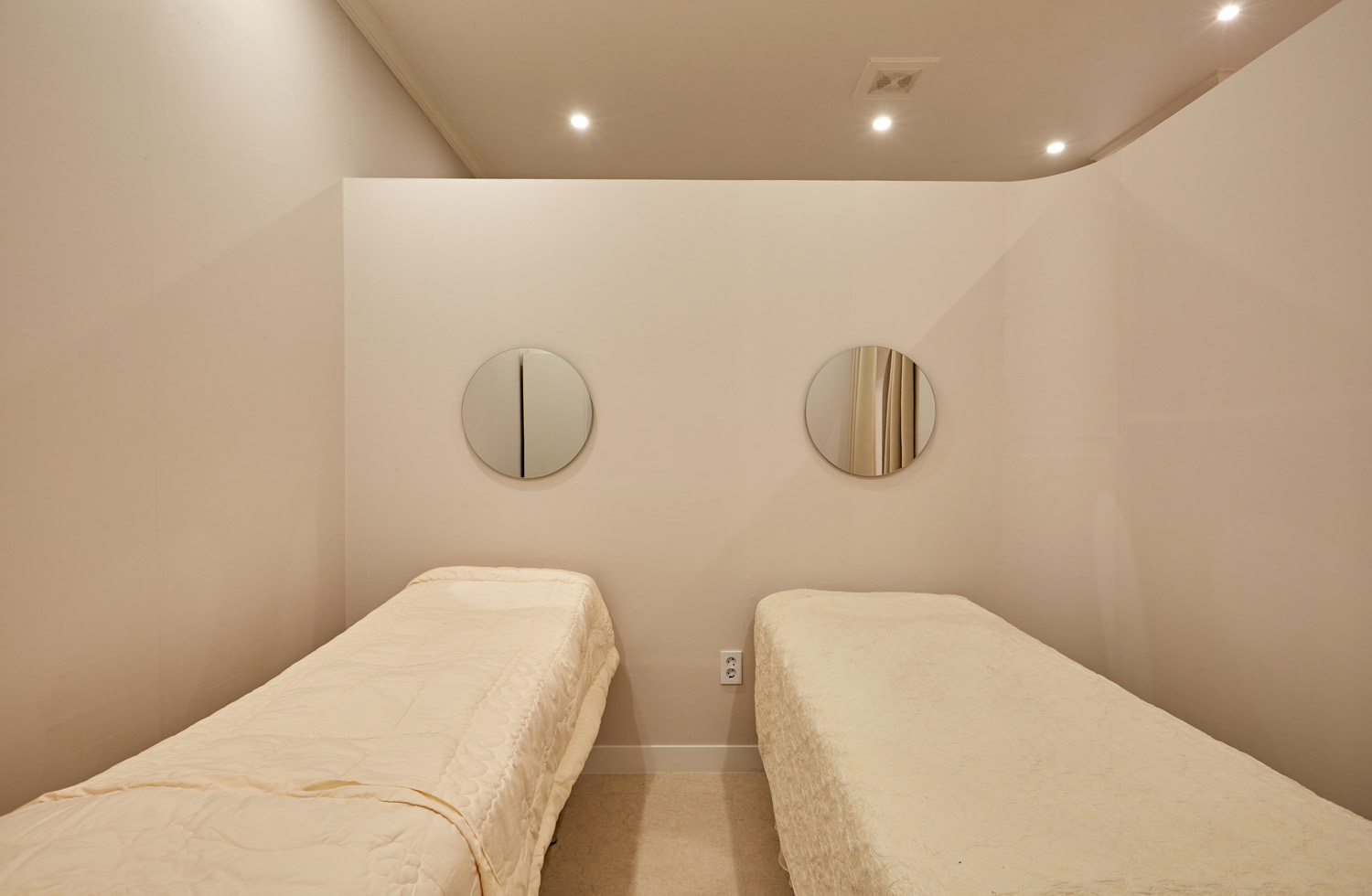 优雅温馨 12 平米皮肤商店设计-8