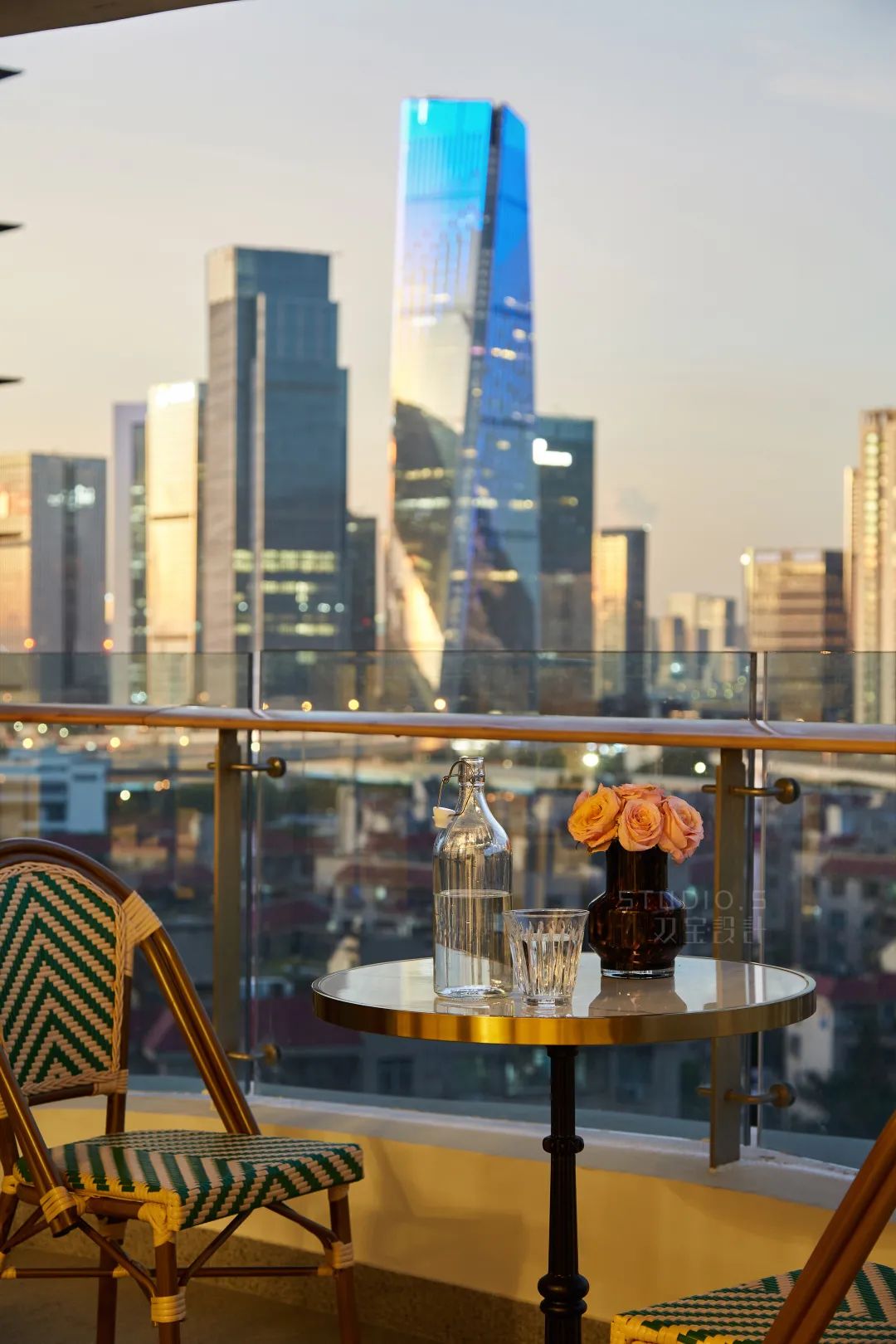 梦幻法式大宅 · 依山傍海的优雅居所丨双宝设计-56