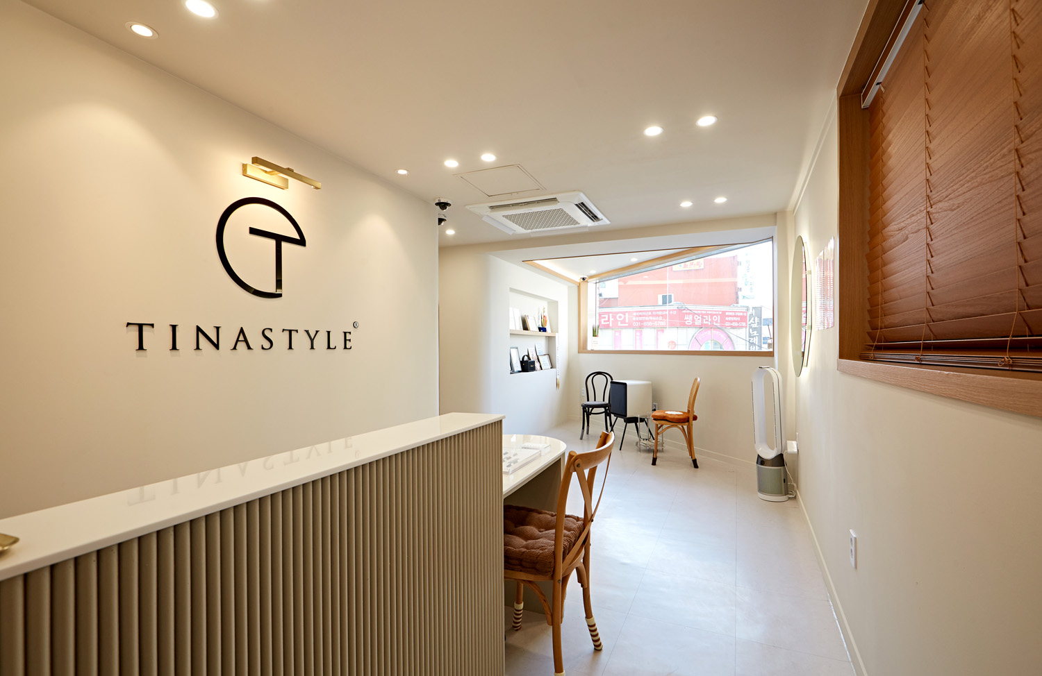 白色与木质的简约时尚，15 平米小空间的视觉扩大设计-3