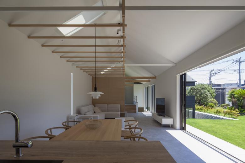 中庭を囲む切妻屋根の 2 世帯住宅丨日本神奈川丨GEN INOUE-11