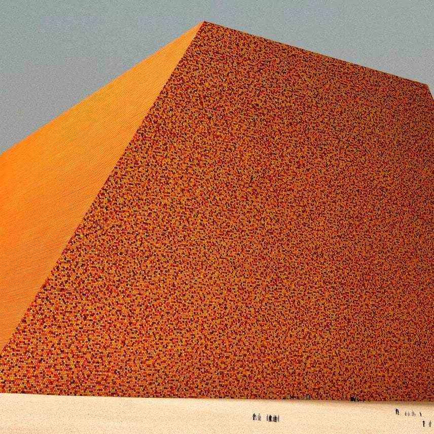 阿布扎比的奇迹 | Christo 和 Jeanne-Claude 的彩色钢铁巨作-0