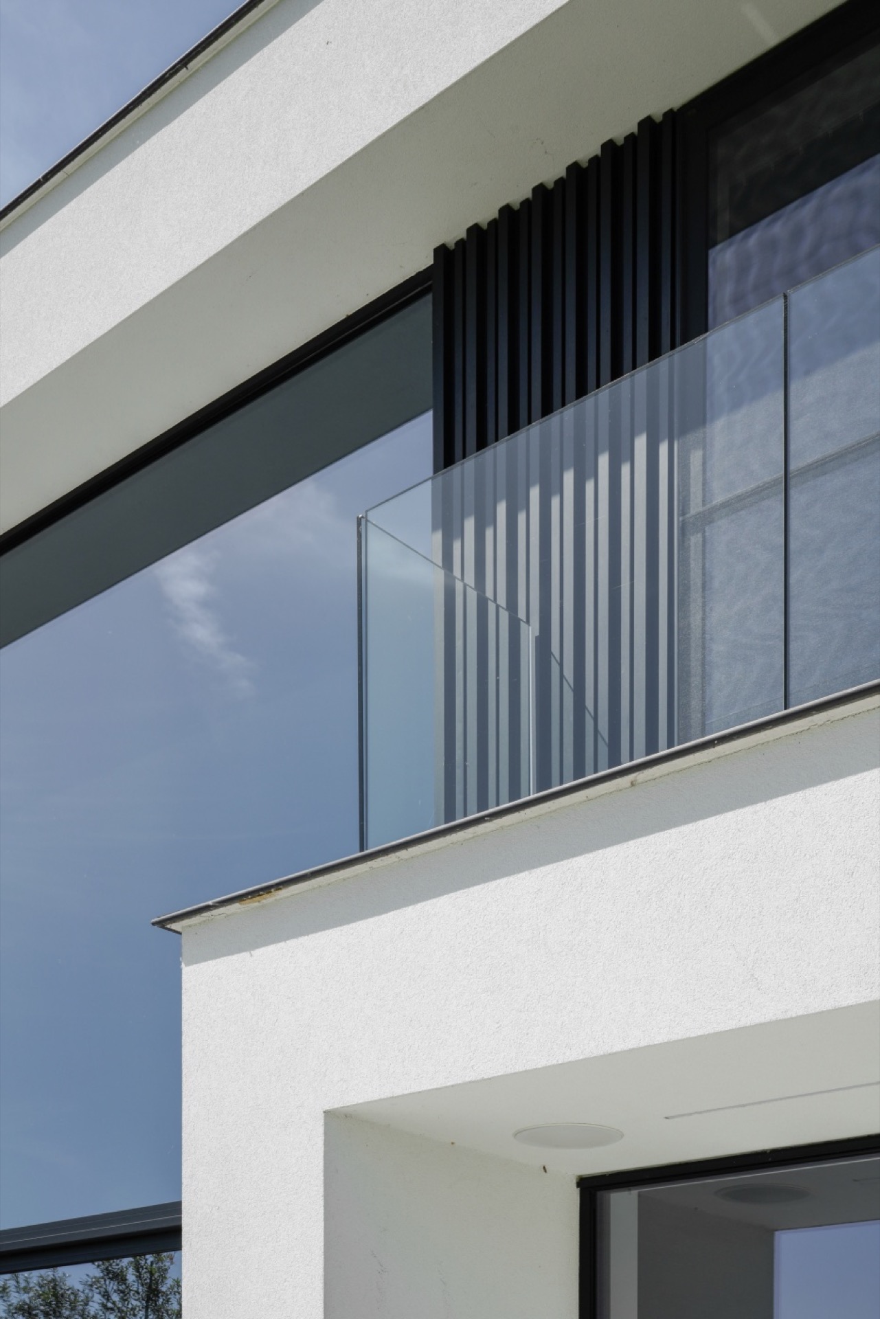 Ruime villa uitgevoerd in strakke, moderne crepi-6