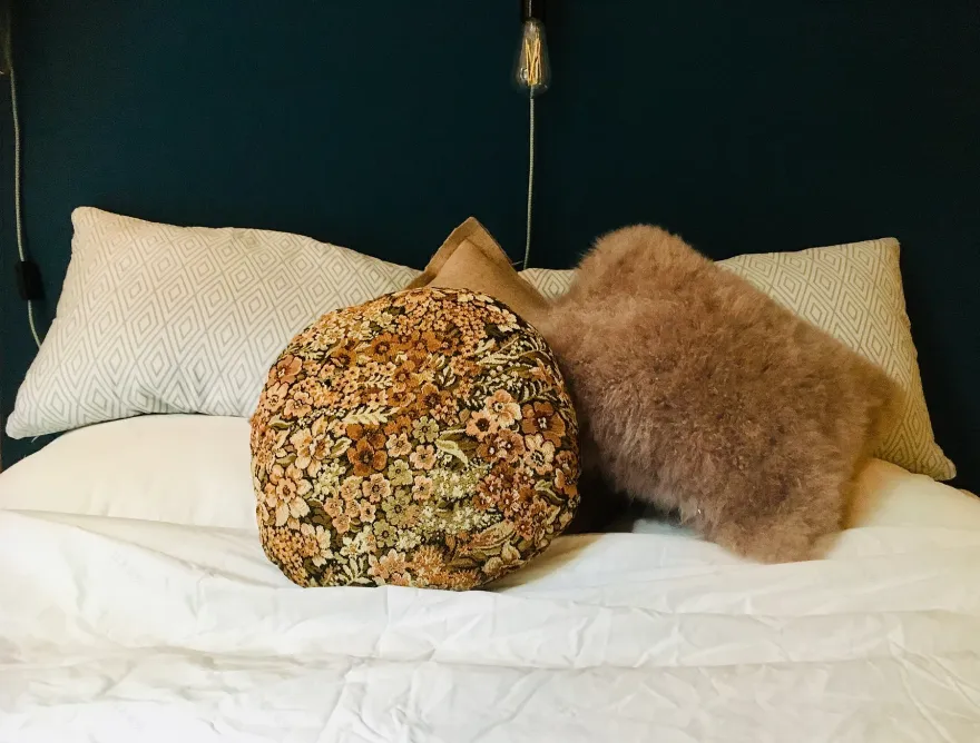 荷兰森林中的黑木 Hygge 小屋 | 舒适与自然完美融合-11