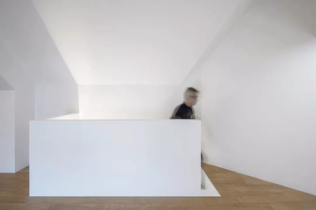 135m²怪异阁楼,创意爆改为艺术画廊式舒适三层!-61