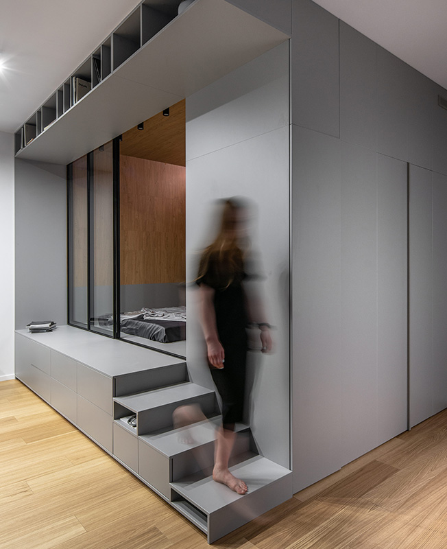 基辅市中心的一个小公寓，在开放空间内建造了一个立方体  U Concept-0