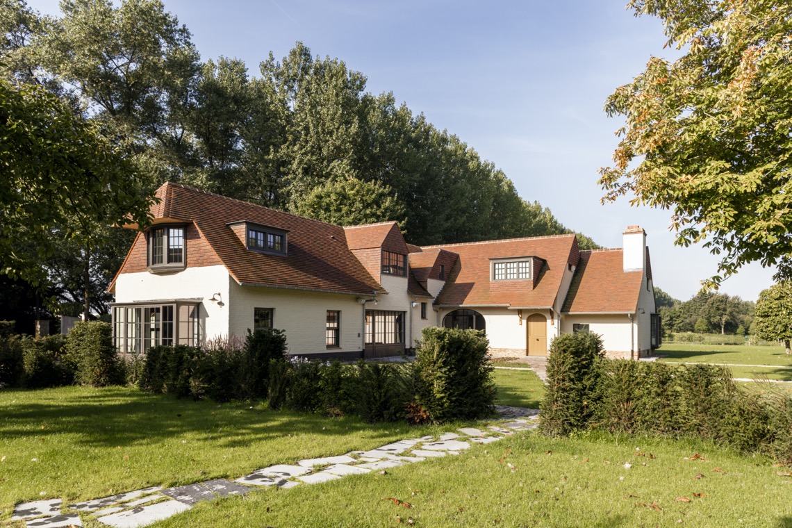 Landelijke villa met authentieke houten ramen en deuren-6