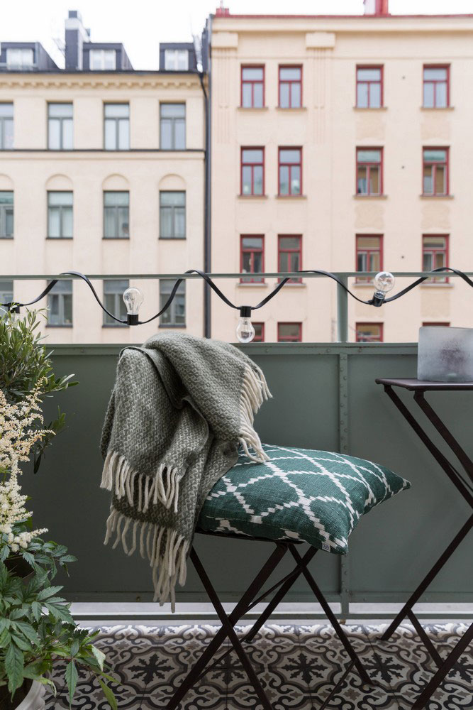 瑞典公寓的暗色调与亮丽装饰-14