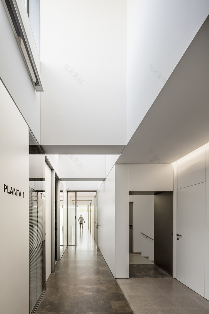 Mollet del Valles 警察局 | 开放、透明、节能的建筑设计-33