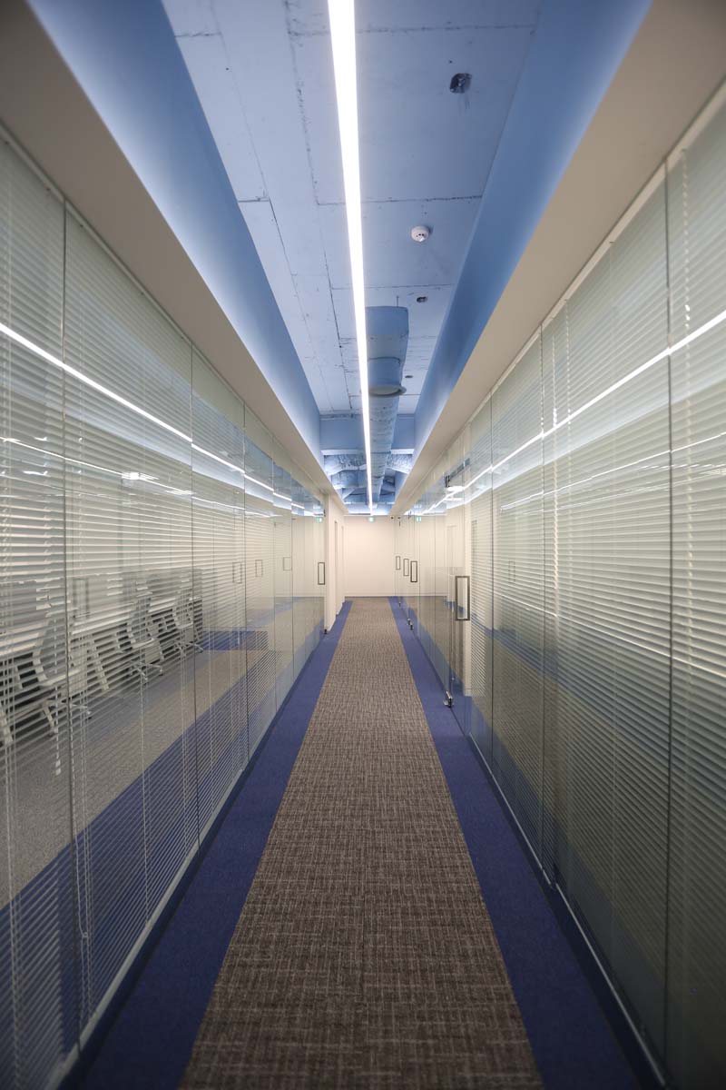 明亮灯光凸显的简约办公空间设计-6