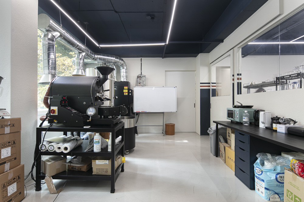 首尔 50 平小空间打造出的工业风咖啡厅-11