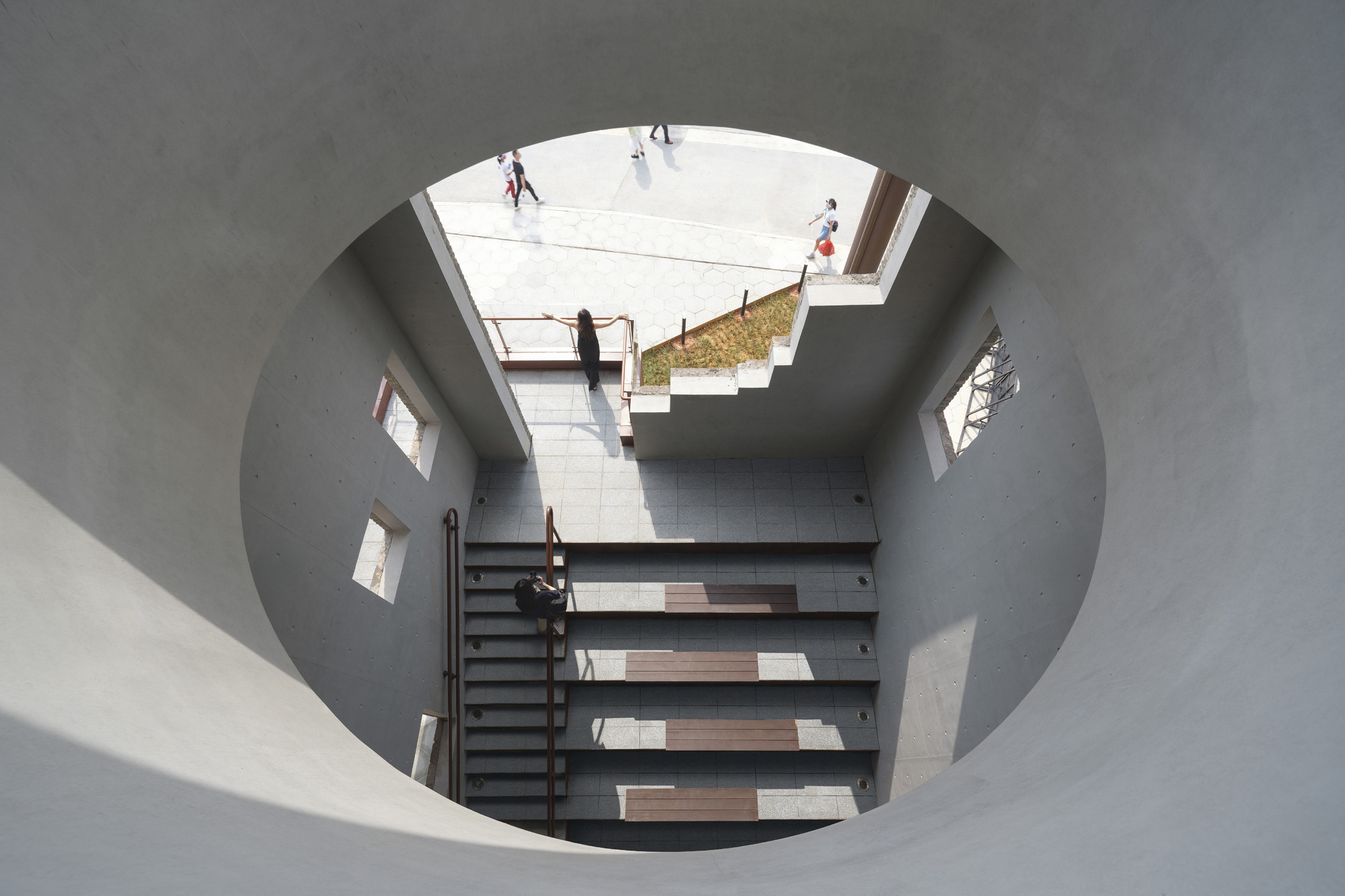 Yueyang Hualinggang Pier Tourist Center / WANG HUI | URBANUS-26