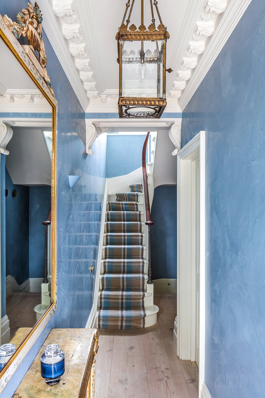 Blue House: London Georgian House Features an Eclectic Mix of Old and New-18