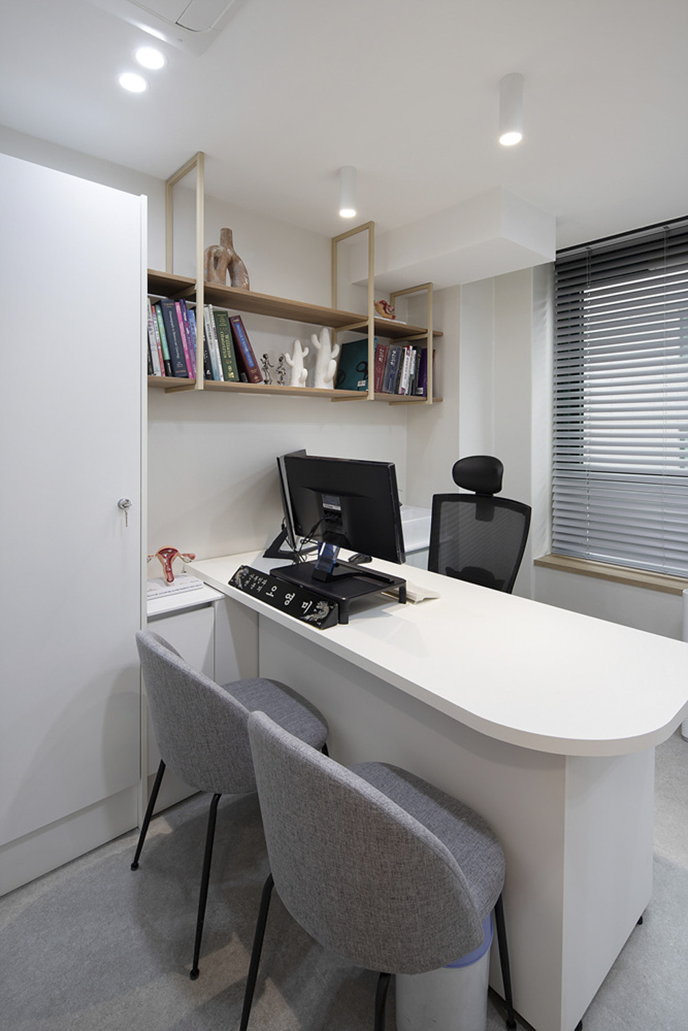 简约时尚的 35 平山部女士办公室设计-22
