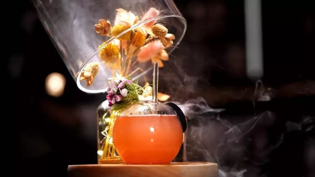 奈雪“黑化”开酒吧了？这设计女生来了就不想走！-43