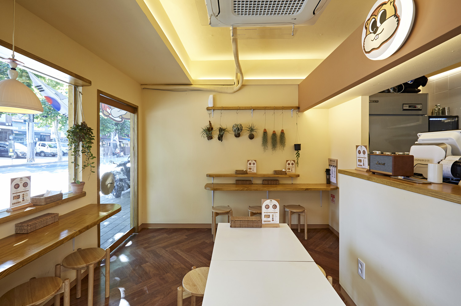 萌趣概念的白色&木质餐厅设计-5