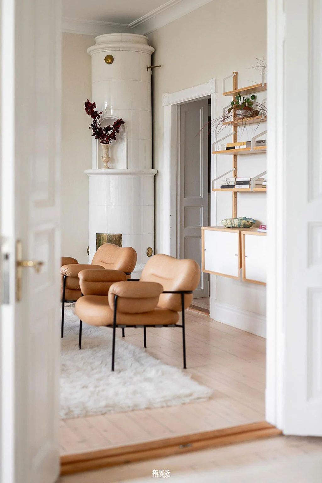 明亮斯堪的纳维亚公寓中的画廊式墙面点亮家居艺术-14