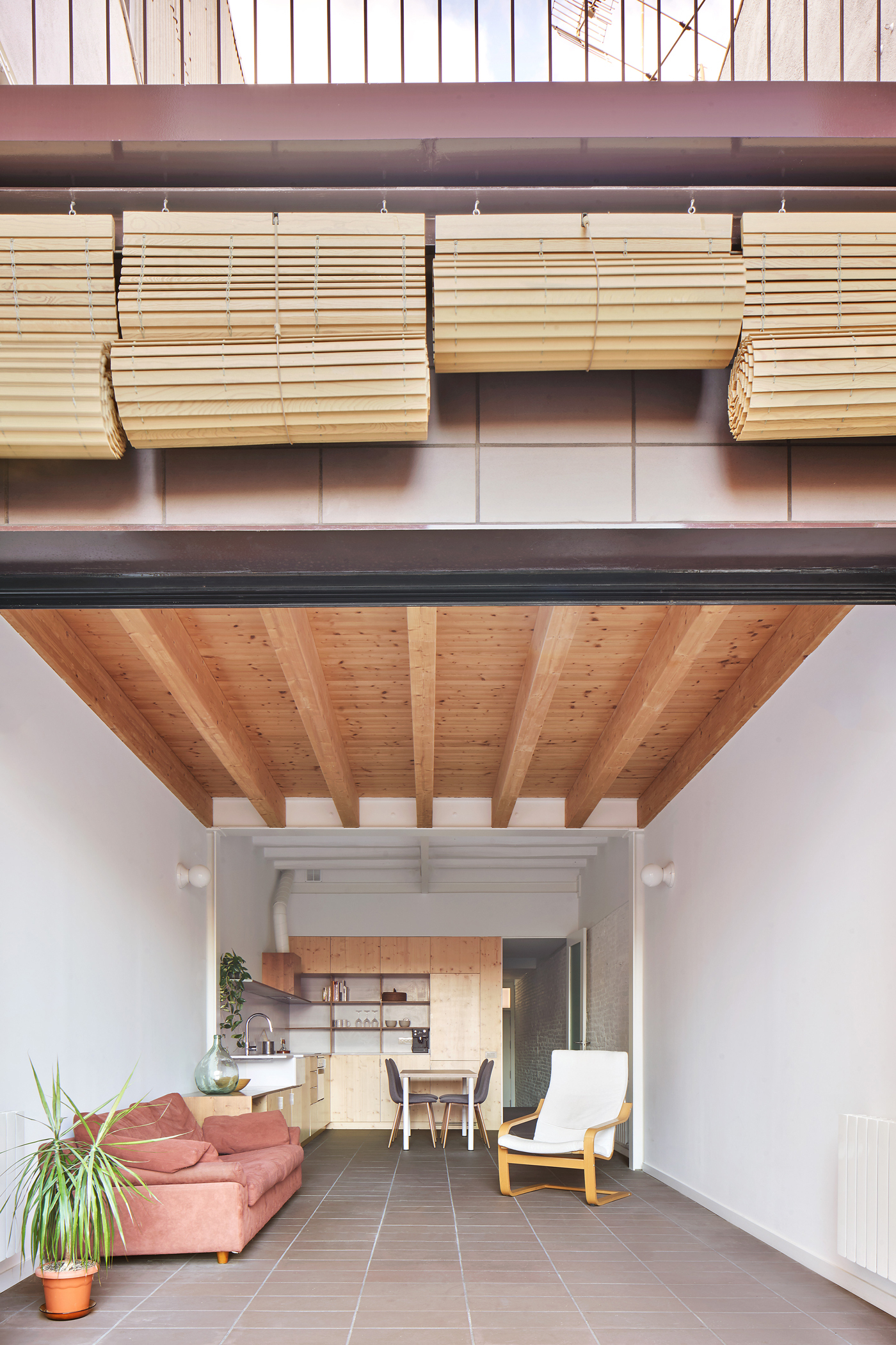 82SAN 分隔墙之间房屋的修复与扩建丨西班牙丨Vallribera Arquitectes-14