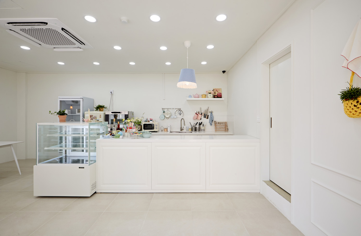 白色简约设计，10 平米小店翻倍吸睛-3