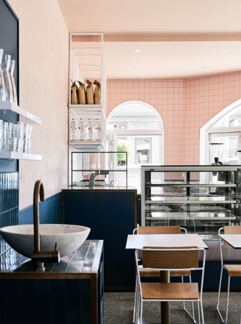 金色的;金黄色的;金的;金制的-56