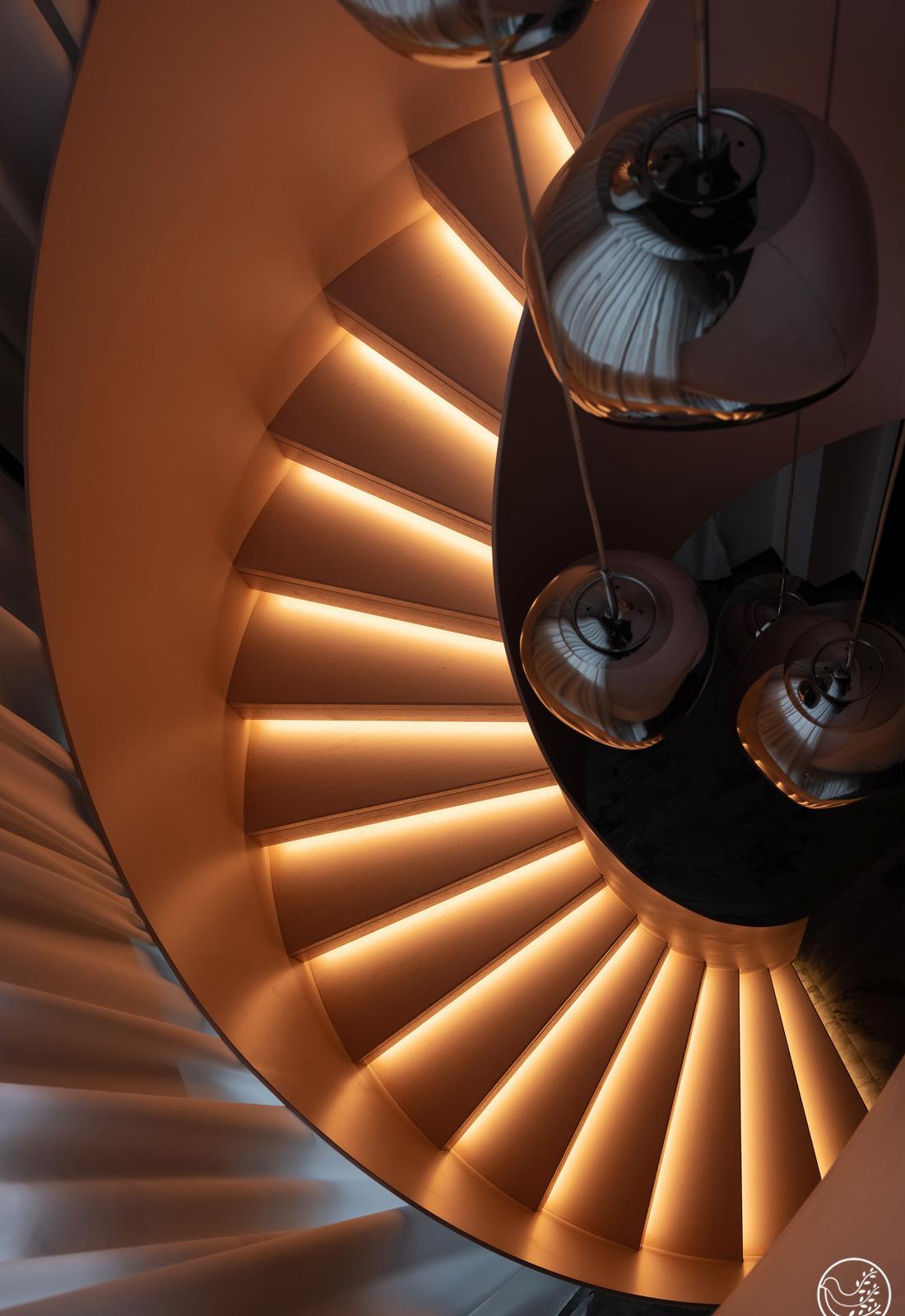 清羽设计丨平层丨粉色楼梯紫色墙壁酷炫星球-15