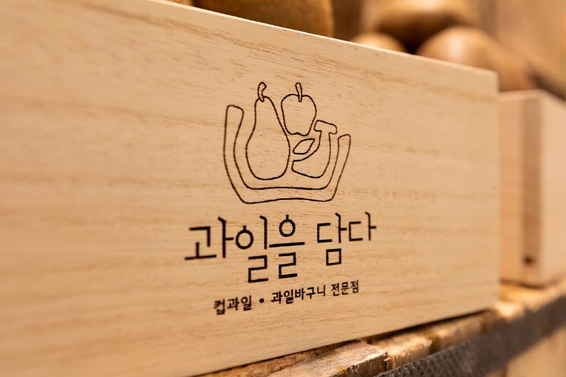 15 平水果店，极简白色与木色营造温馨氛围-13