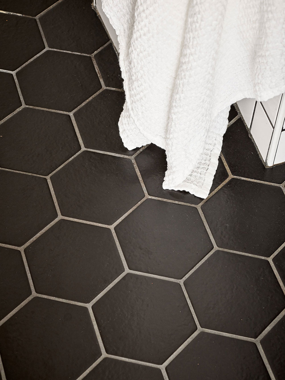 瑞典 38 平米温暖公寓，黑色与棕色调的完美融合-19