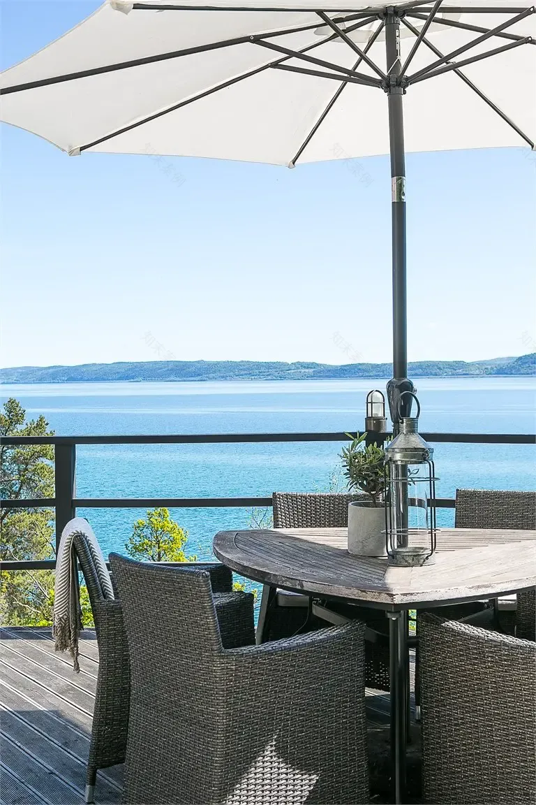 瑞典湖边百年老屋翻新,白色海洋风格度假屋-29