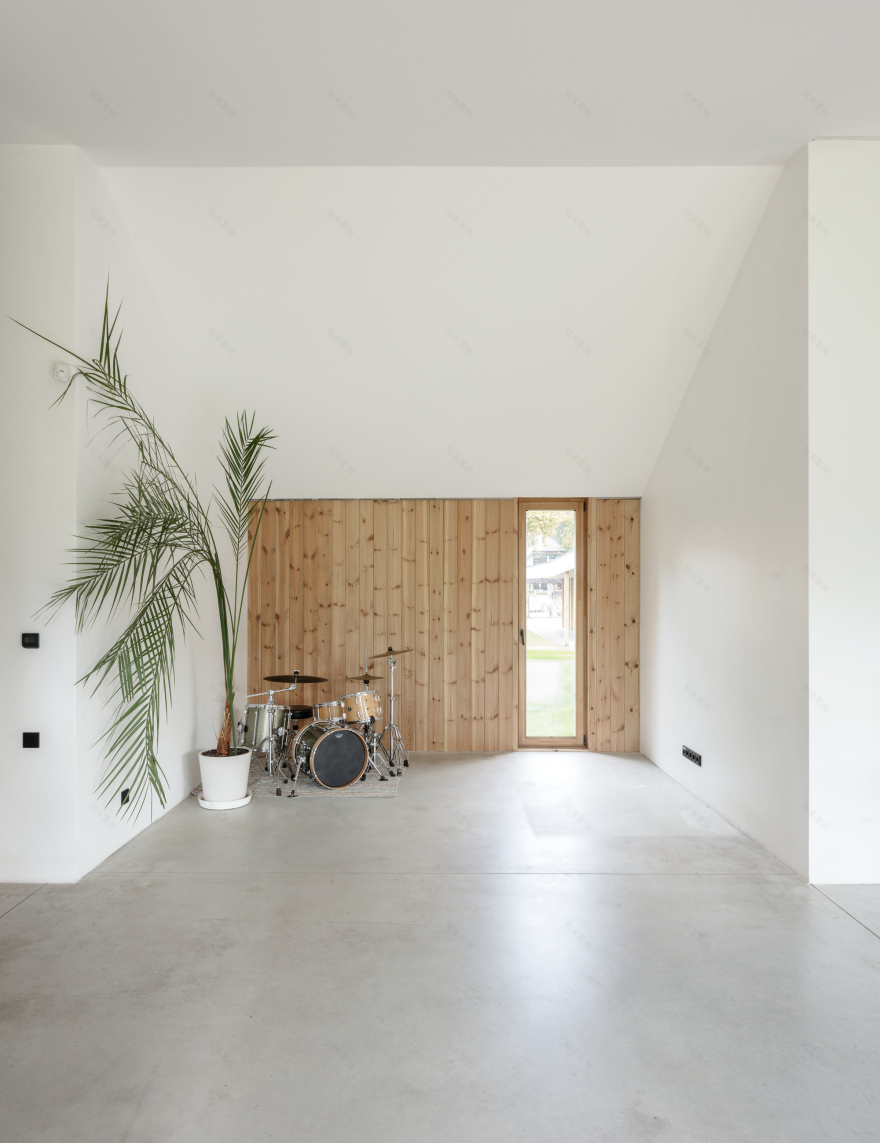 House With Four Roofs / GAISS-15