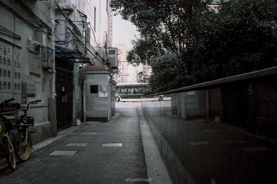 影子躺在地面上 · 不如回到街头丨中国上海丨whyseeimage-55