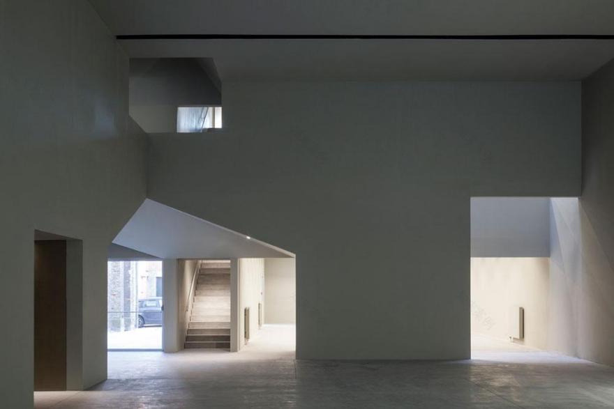 比利时 Tournai 建筑学院 | 混凝土工业风的教育空间-18