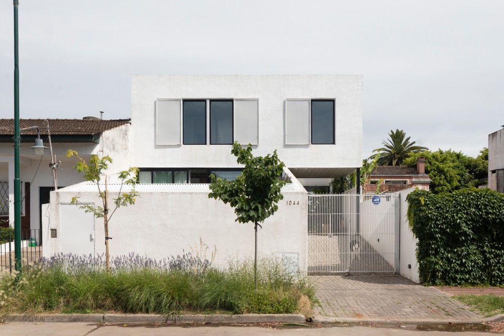 3X3屋（在没有更多语境的情况下，Casa常见为西班牙语中房子、屋子的意思 ，3X3按字面保留） 丨阿根廷布宜诺斯艾利斯丨Luciano Intile等多人-0