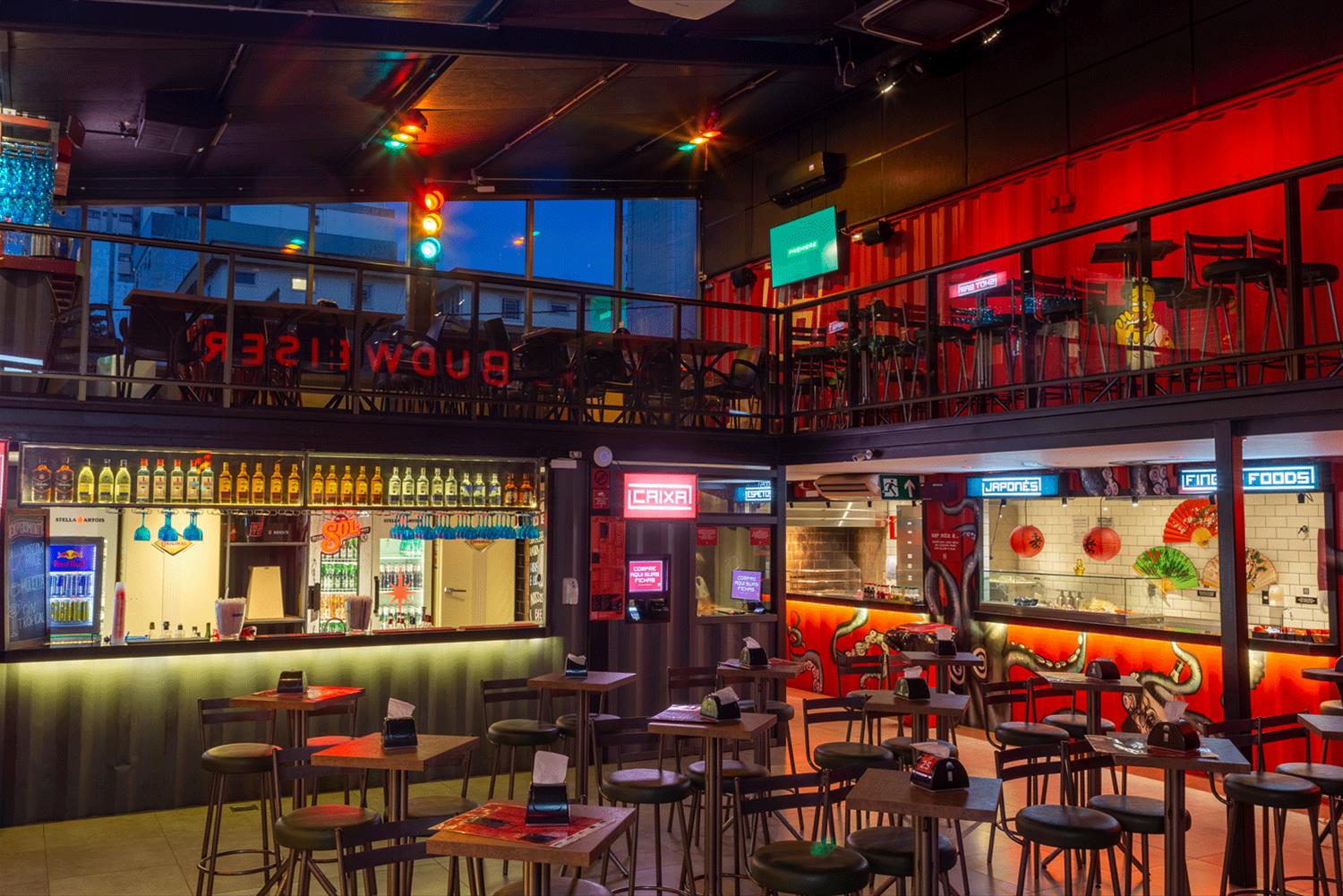 巴西绿色环保酒吧设计 | 融合集装箱与钢化玻璃的创新之作-3