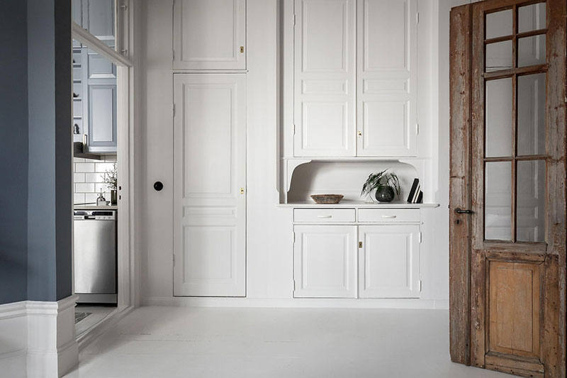 瑞典 44 平米独特小公寓 | 蓝墙与复古隔断的惊艳之作-18