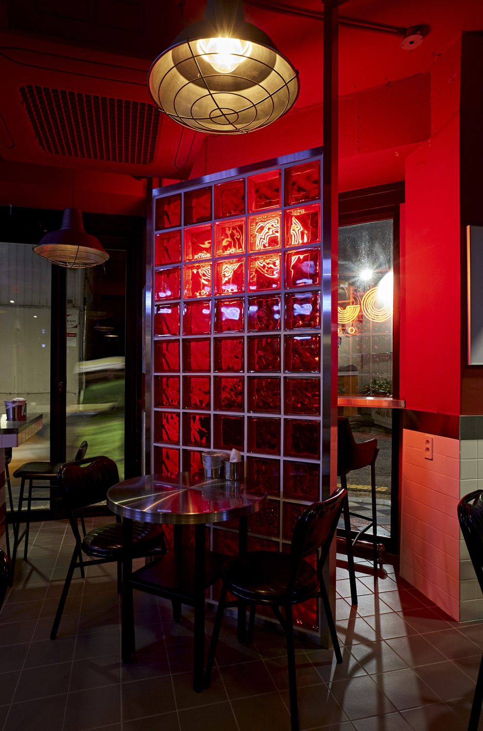 光影营造独特氛围的 18 坪小酒馆设计-16