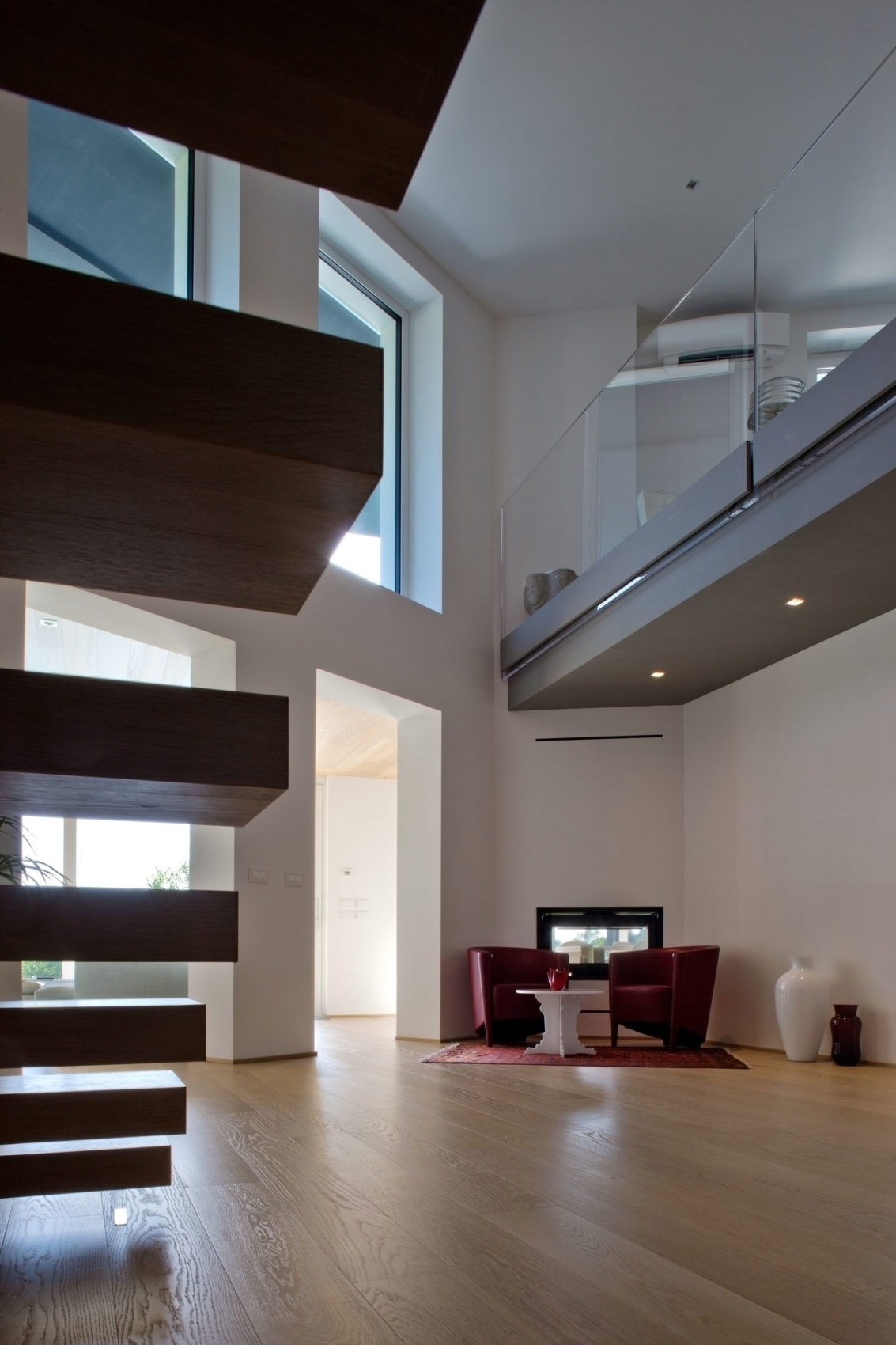 意大利乌迪内别墅现代改造,自然光与空间完美融合-12