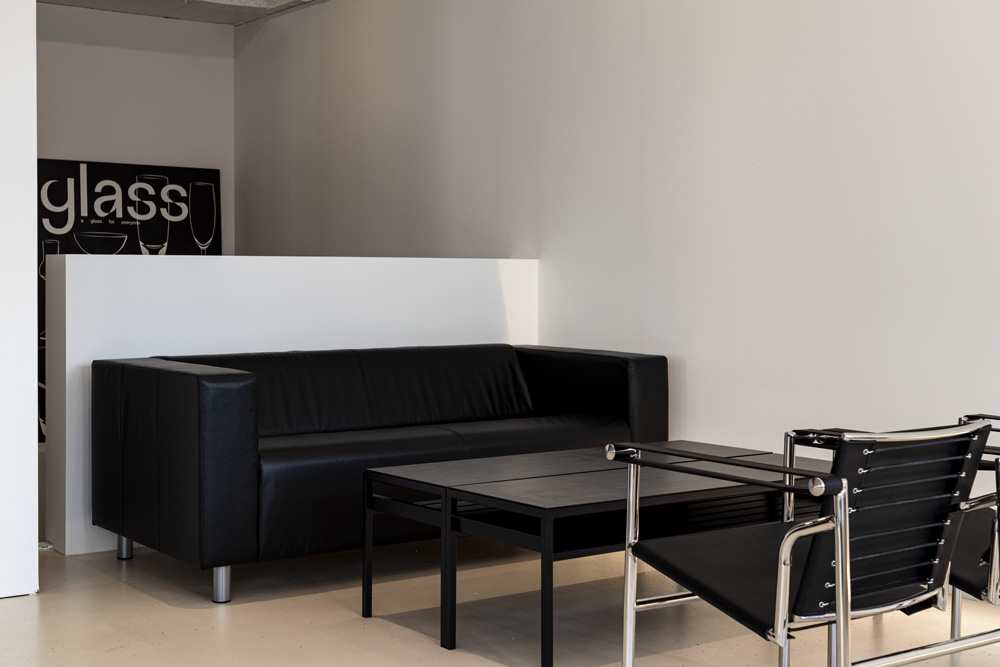 43 平小空间，打造极简白色调的咖啡馆魅力-11