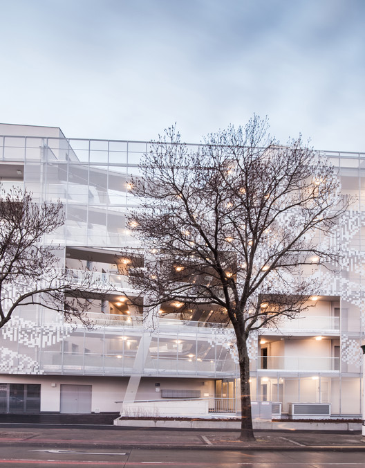 繁忙路口的“V 形庭院”公寓-20