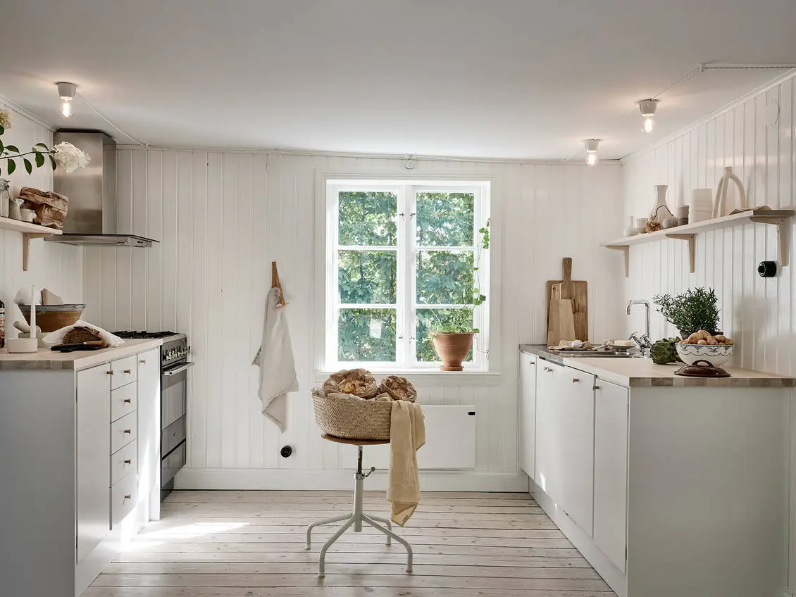 瑞典 19 世纪乡村风情木屋，白色内饰与田园风光完美融合-6