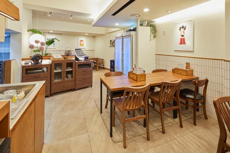 30 平米日式料理店，极简风格打造温馨美食空间-5