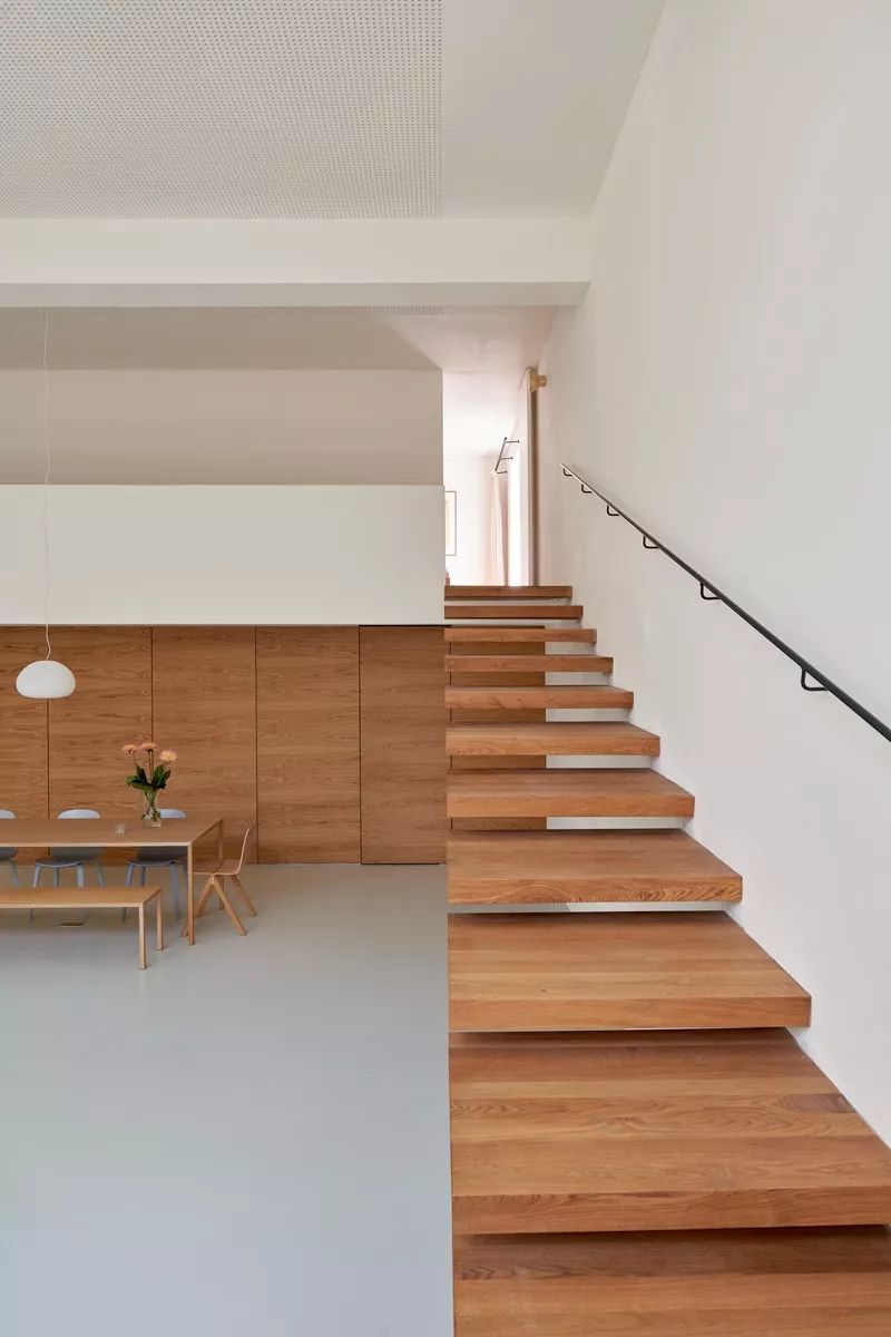 悬浮楼梯+吸引天花，给人最纯净感受的 LOFT 设计-47