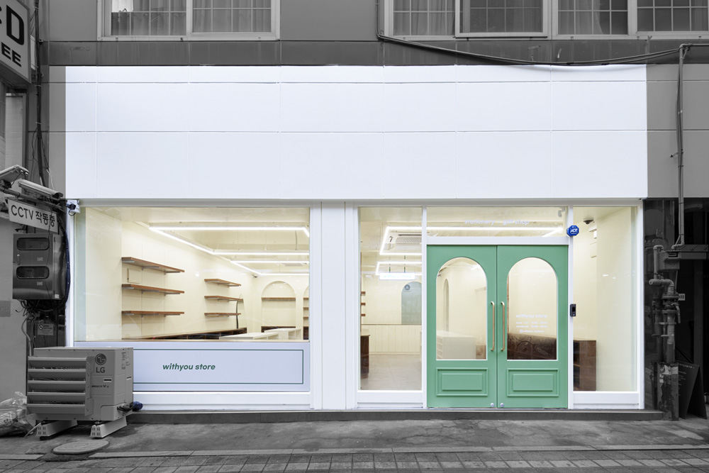 白色与木质 | 极简主义家具店的设计亮点-2