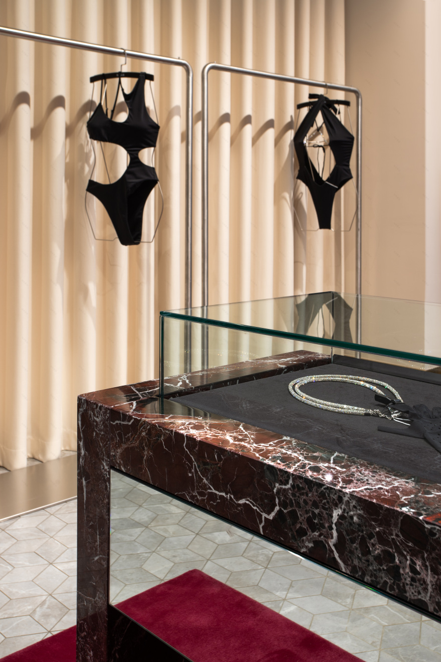 银座三越百货的咆哮角
注:TSUM常见指日本东京银座的三越百货(Mitsukoshi Ginza),这里推测 ROAR CORNER 指一个名为咆哮角的特定区域或角落具体也可结合实际场景进一步确定精准含义 丨DARYNA SHPURYK-8