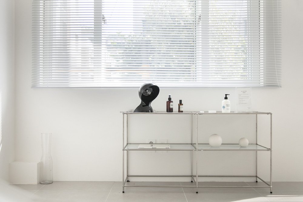 "白色与木色的高级 27 平米工作室"-23