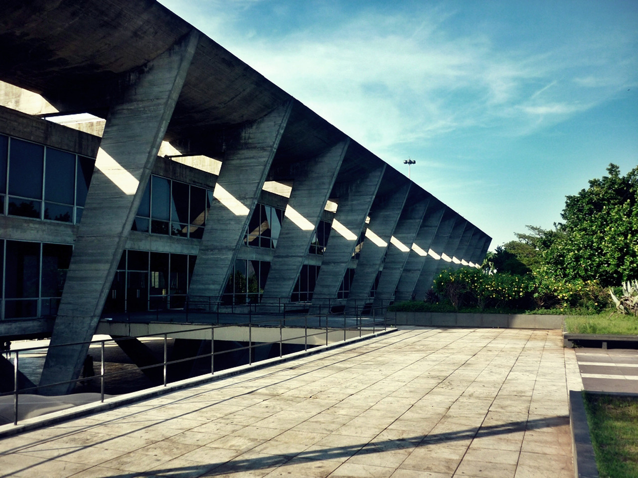 巴西里約熱內盧現代藝術博物館：建築大師 Affonso Eduardo Reidy 採V形柱列、懸吊樓板，打造現代主義建築經典 | FAM-47