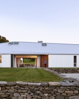 加拿大 Compass House 周末之家，白色橡木与雪松营造温暖室内空间