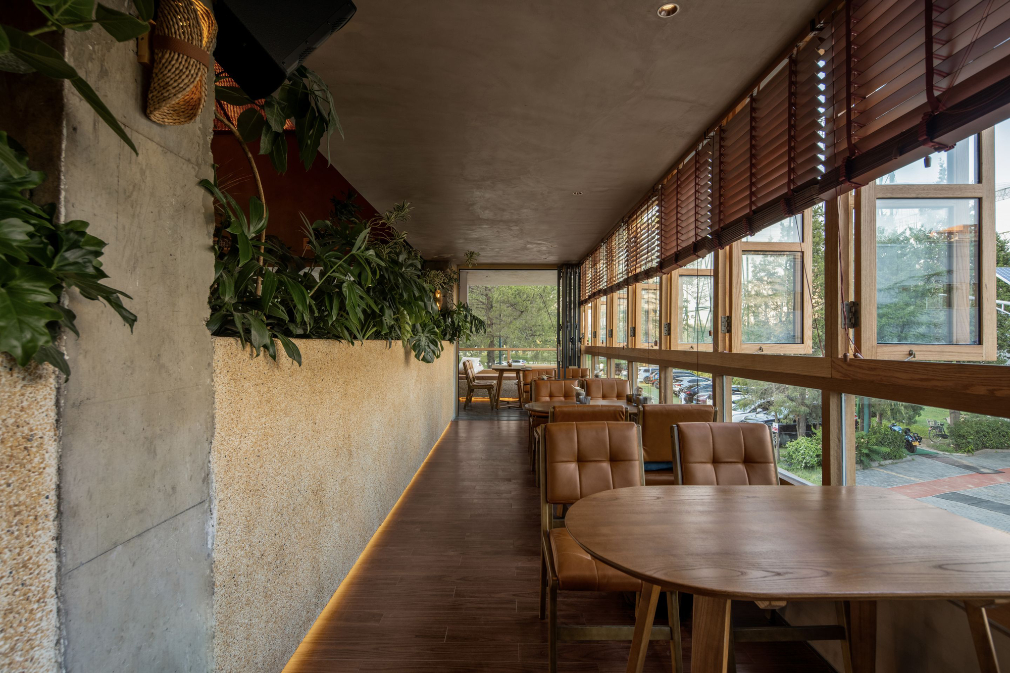 The Bond by hide&seek Bar & Restaurant / DAGA Architects-15