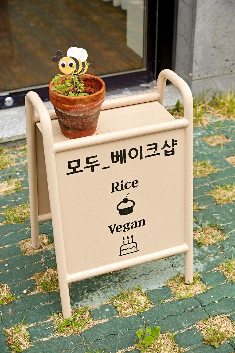 白色&原木风 7 坪咖啡店设计-15