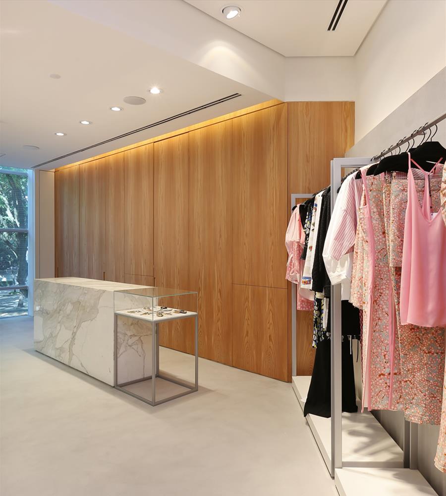 巴西 Reinaldo Lourenço 商店 | 极简悬浮楼梯设计-5