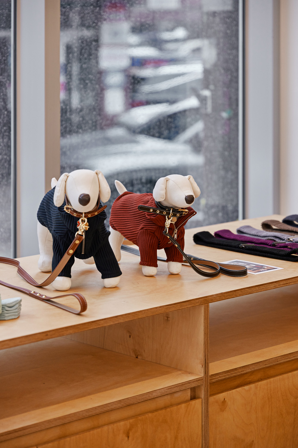 白色与木质，打造 20 平米极简服饰店的设计亮点-14